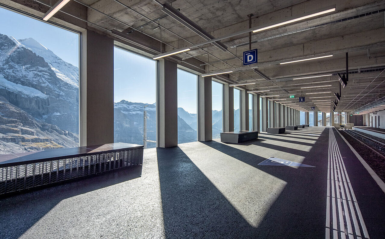 Grindelwald V-Bahn mit grosszügigen Glasfronten