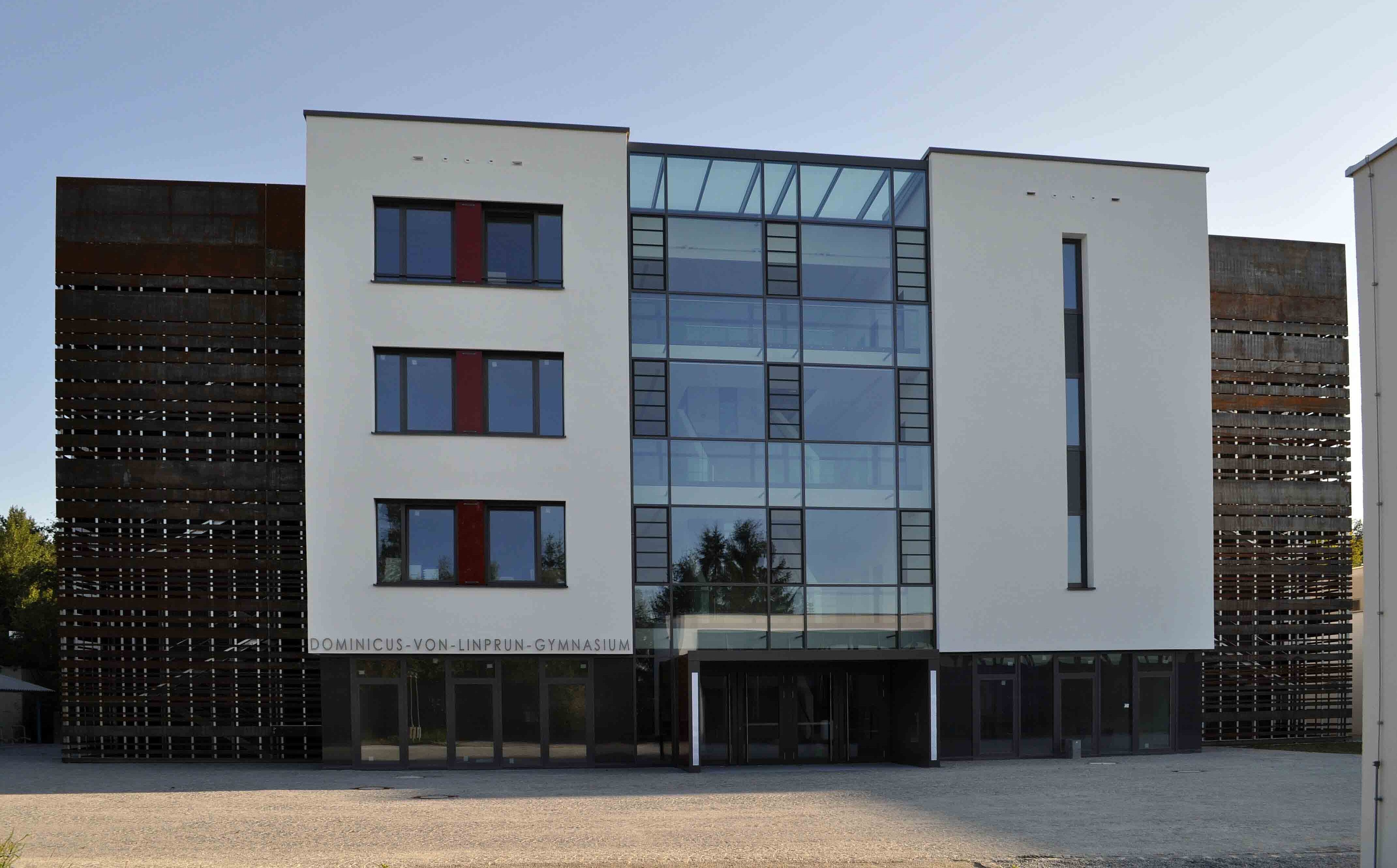 Neues Tageslicht für das Dominicus-von-Linprun-Gymnasium mit OKASOLAR S