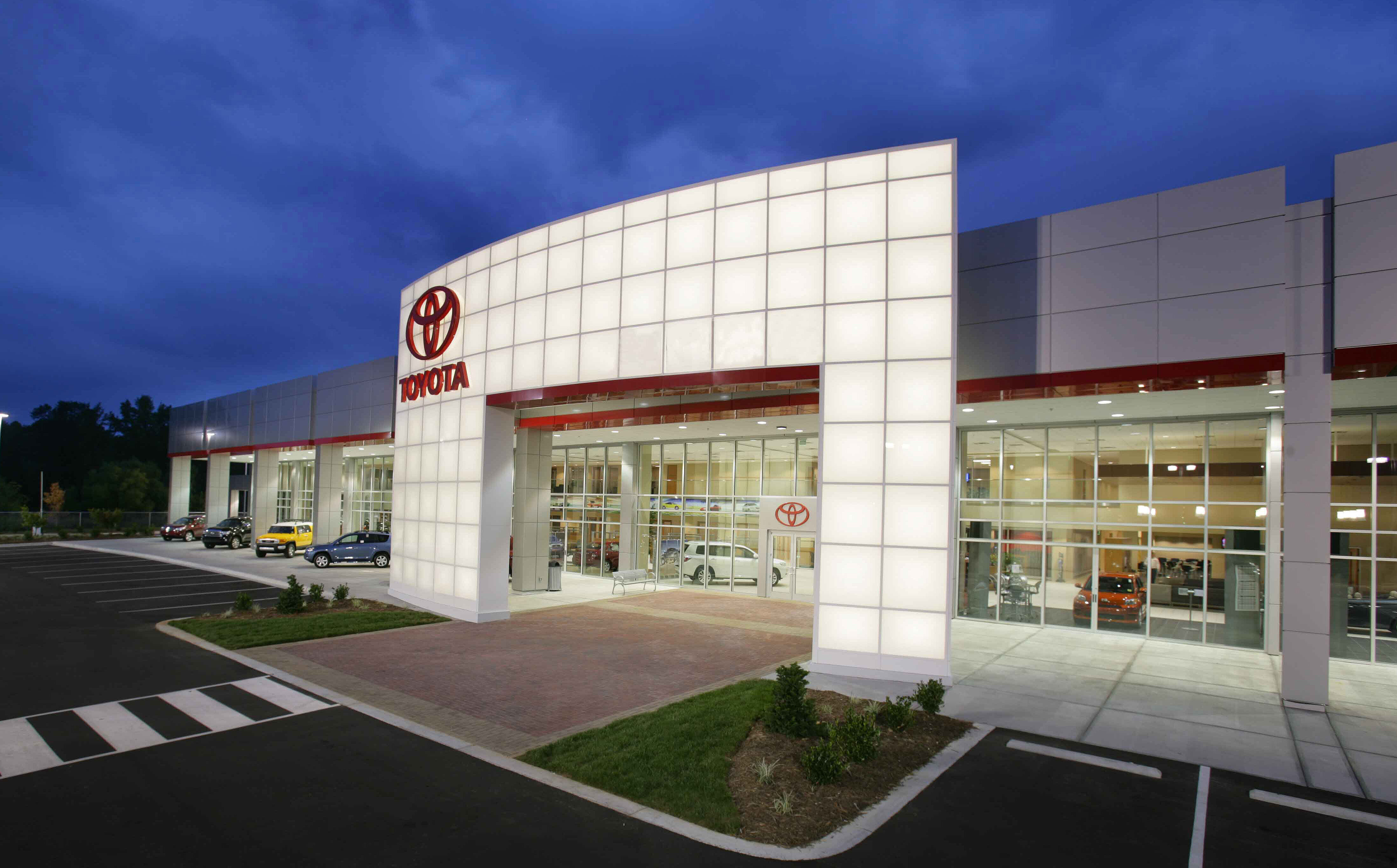 OKALUX illuminiert Toyota-Autohäuser in den USA