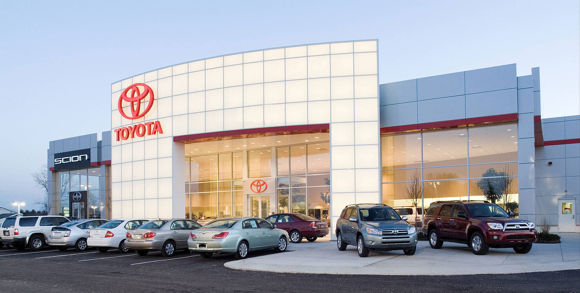 OKALUX illuminiert Toyota-Autohäuser in den USA