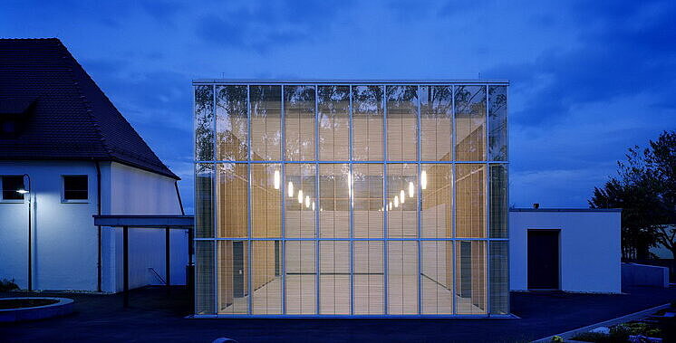 Ein Kubus aus Licht und Holz