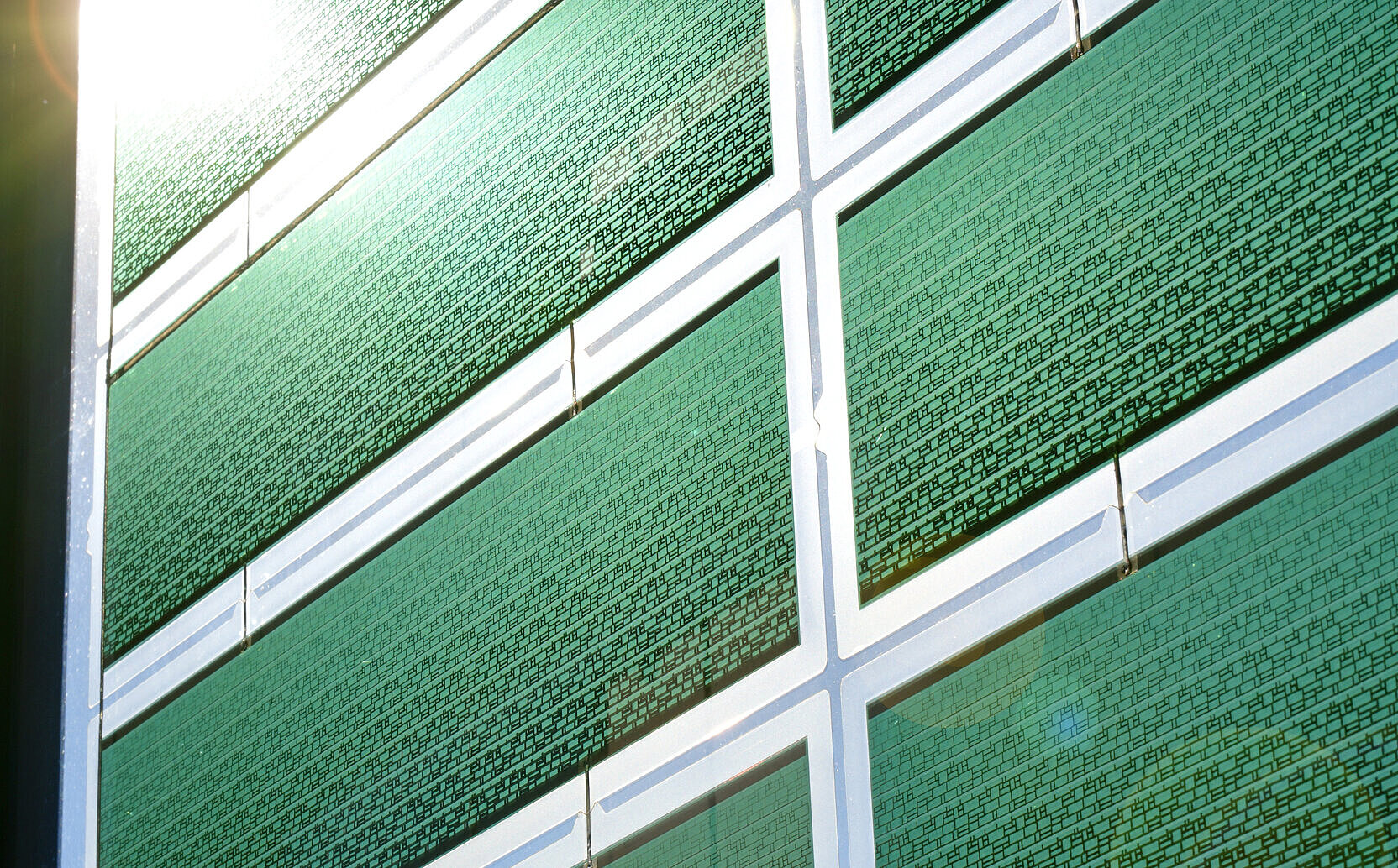 Energieproduzierende Glasfassade für die Stadtwerke