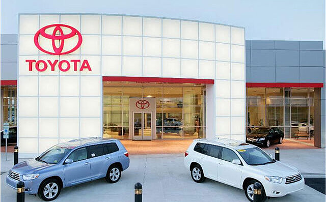 OKALUX illuminiert Toyota-Autohäuser in den USA