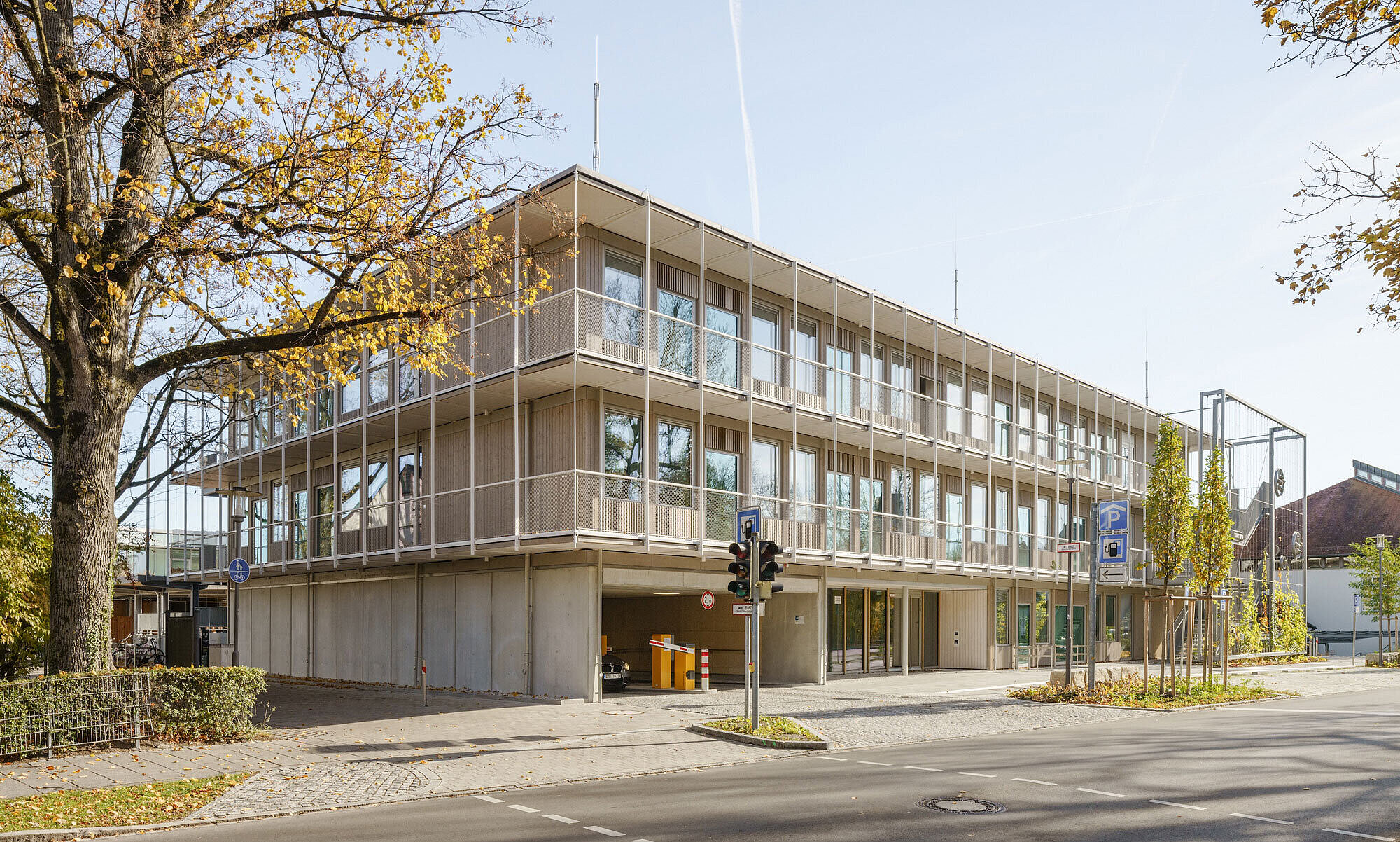 Tageslicht und Holzbau vereint: Das neue Technische Rathaus in Ismaning mit OKASOLAR S