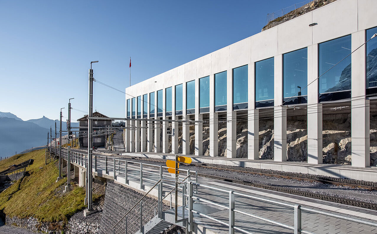Grindelwald V-Bahn mit grosszügigen Glasfronten