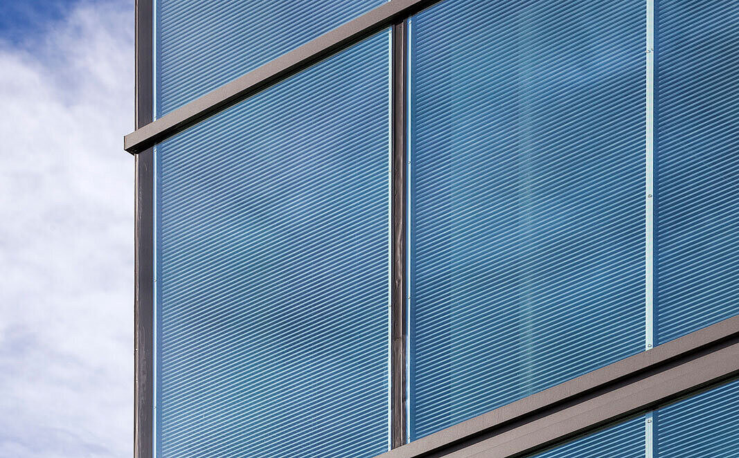 Glasfassaden unter spanischer Sonne