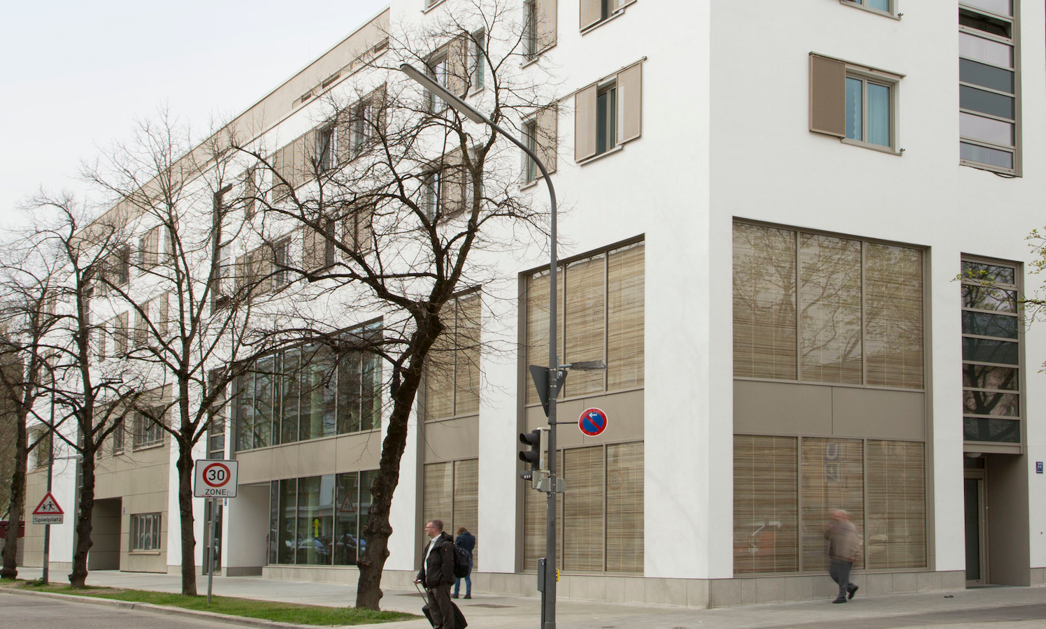 Tageslicht und Privatsphäre für eine Stadtbibliothek 