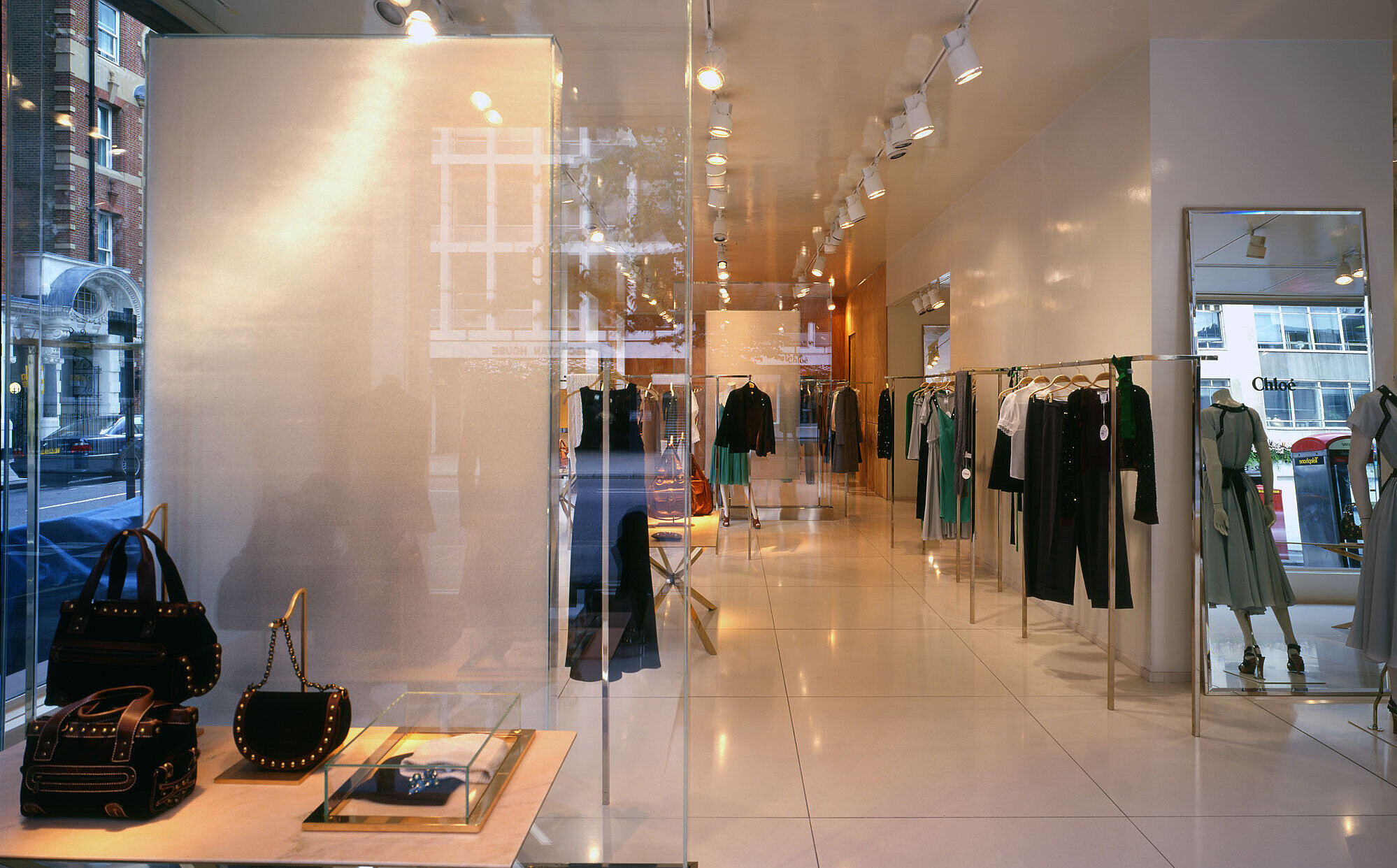 Licht als Gestaltungselement: KAPILUX im Chloé-Flagship-Store
