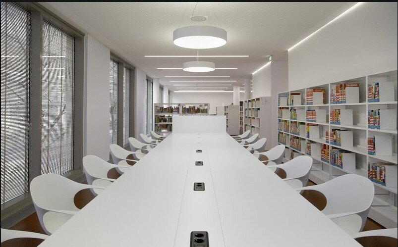 Tageslicht und Privatsphäre für eine Stadtbibliothek 