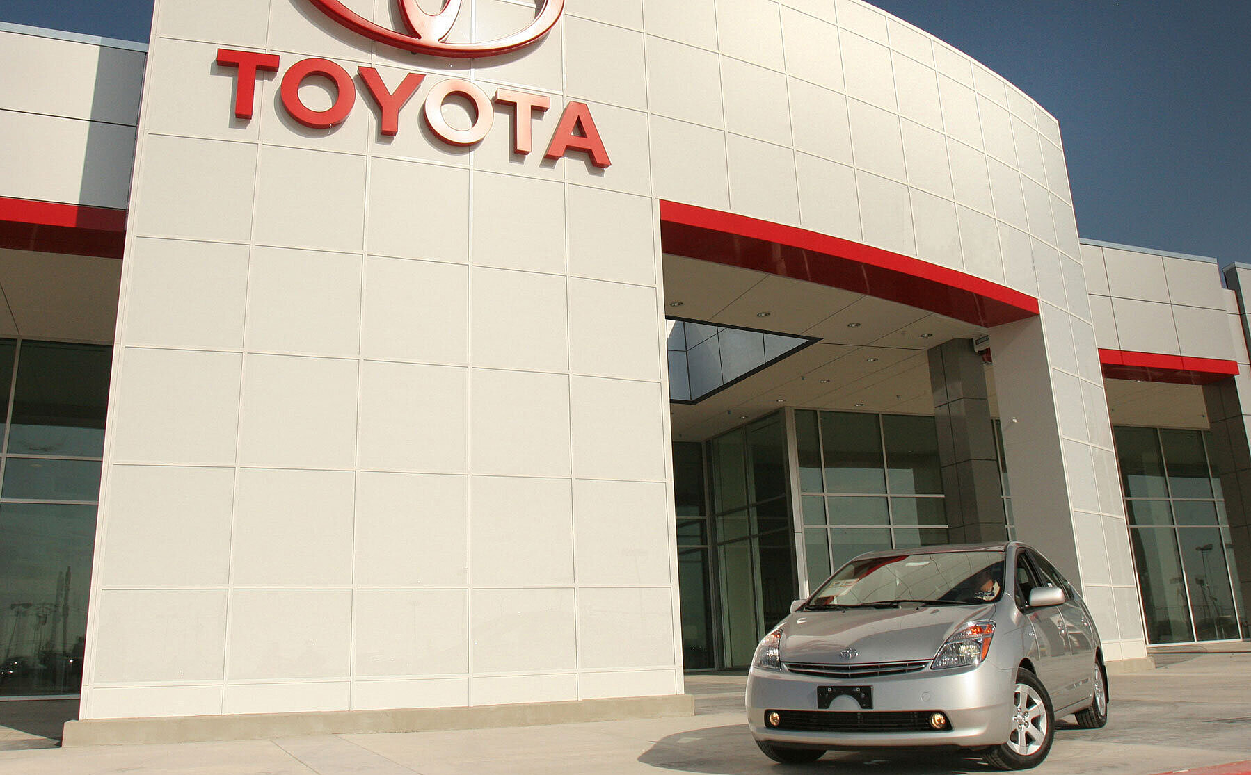 OKALUX illuminiert Toyota-Autohäuser in den USA
