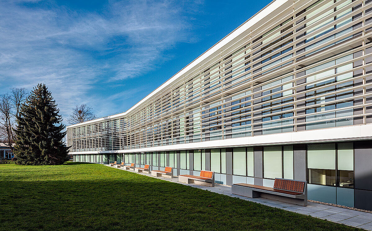 Klare Fassadenstruktur für moderne Arbeitswelten