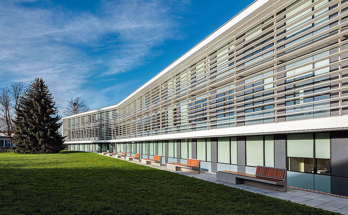 Klare Fassadenstruktur für moderne Arbeitswelten