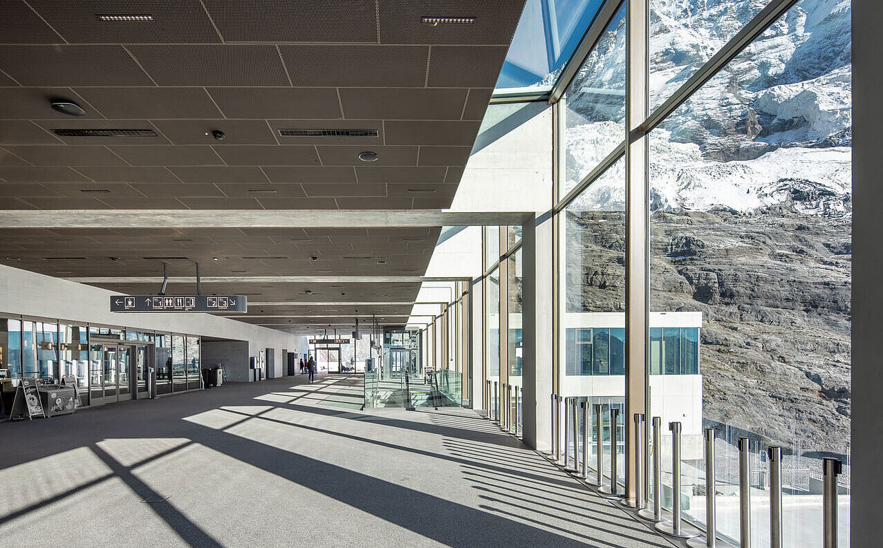 Grindelwald V-Bahn mit grosszügigen Glasfronten