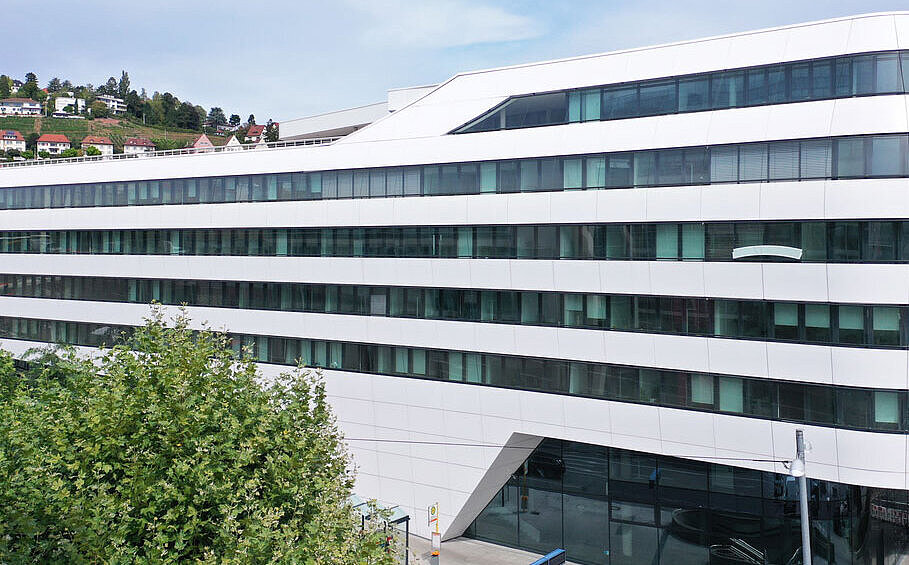 Geschwungene Fensterbänder für Stuttgarter Büro- und Konferenzgebäude