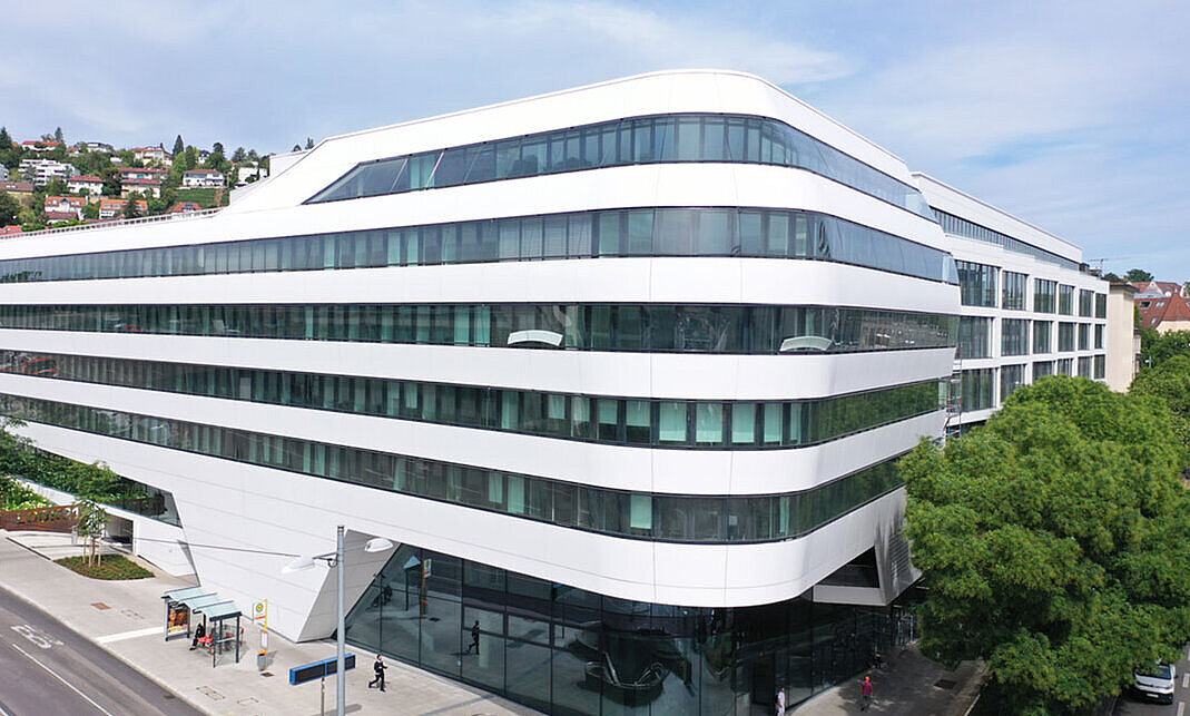 Geschwungene Fensterbänder für Stuttgarter Büro- und Konferenzgebäude